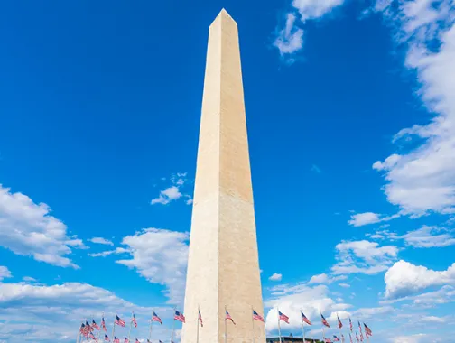 A sunny day at the Washington Monument.
